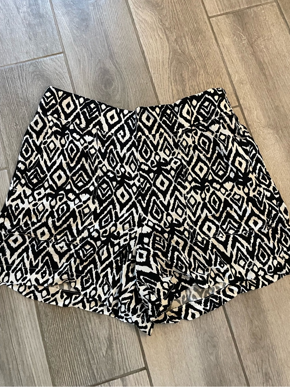 Wildfox high waist black white Ikat shorts Sz M